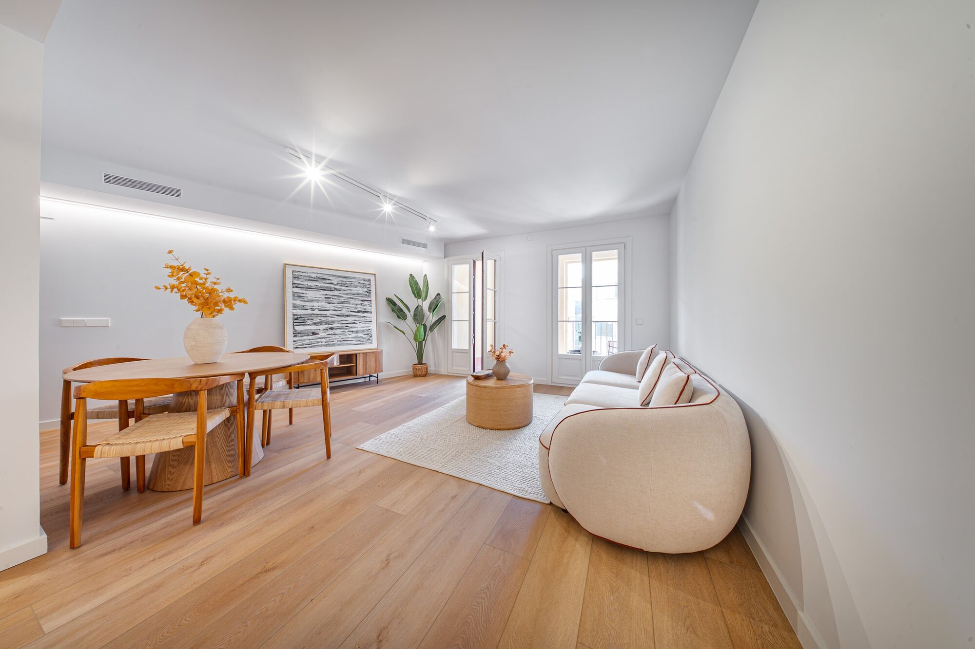 Charming exterior apartment in a historic building with swimming pool in the heart of Barcelona