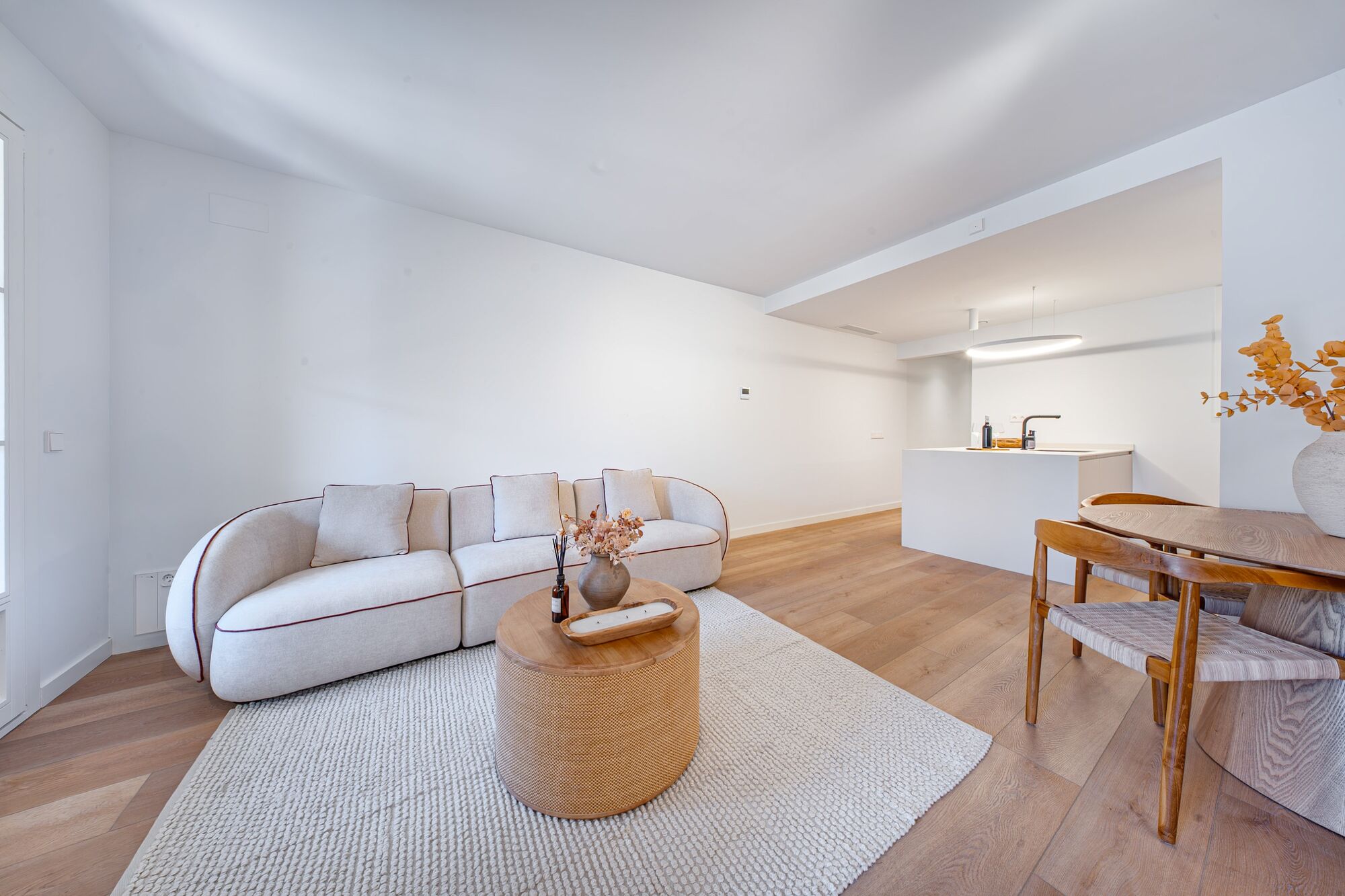 Charming exterior apartment in a historic building with swimming pool in the heart of Barcelona