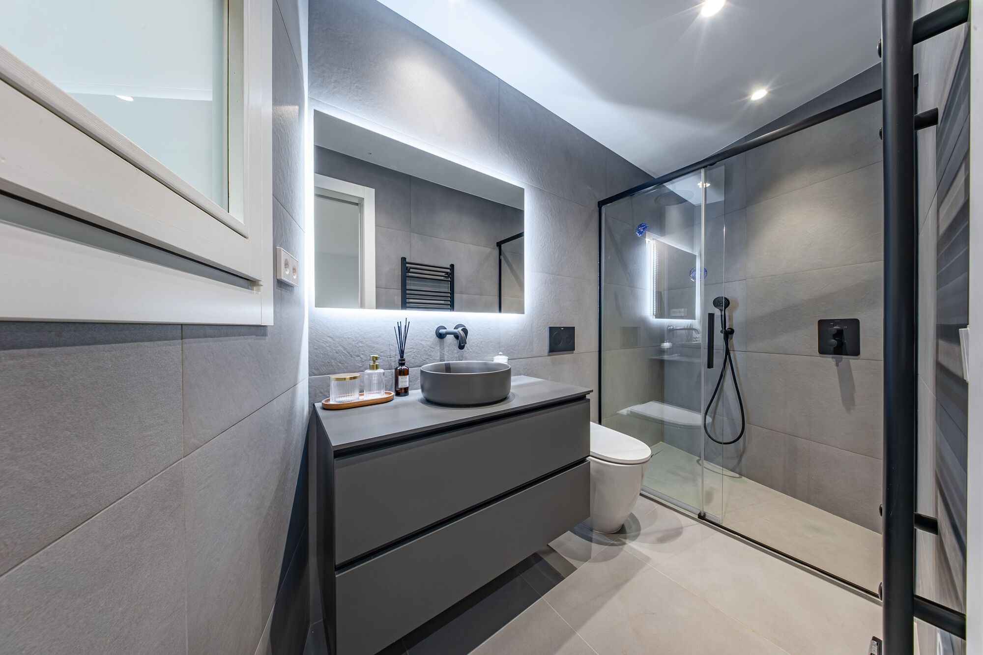 Charming exterior apartment in a historic building with swimming pool in the heart of Barcelona