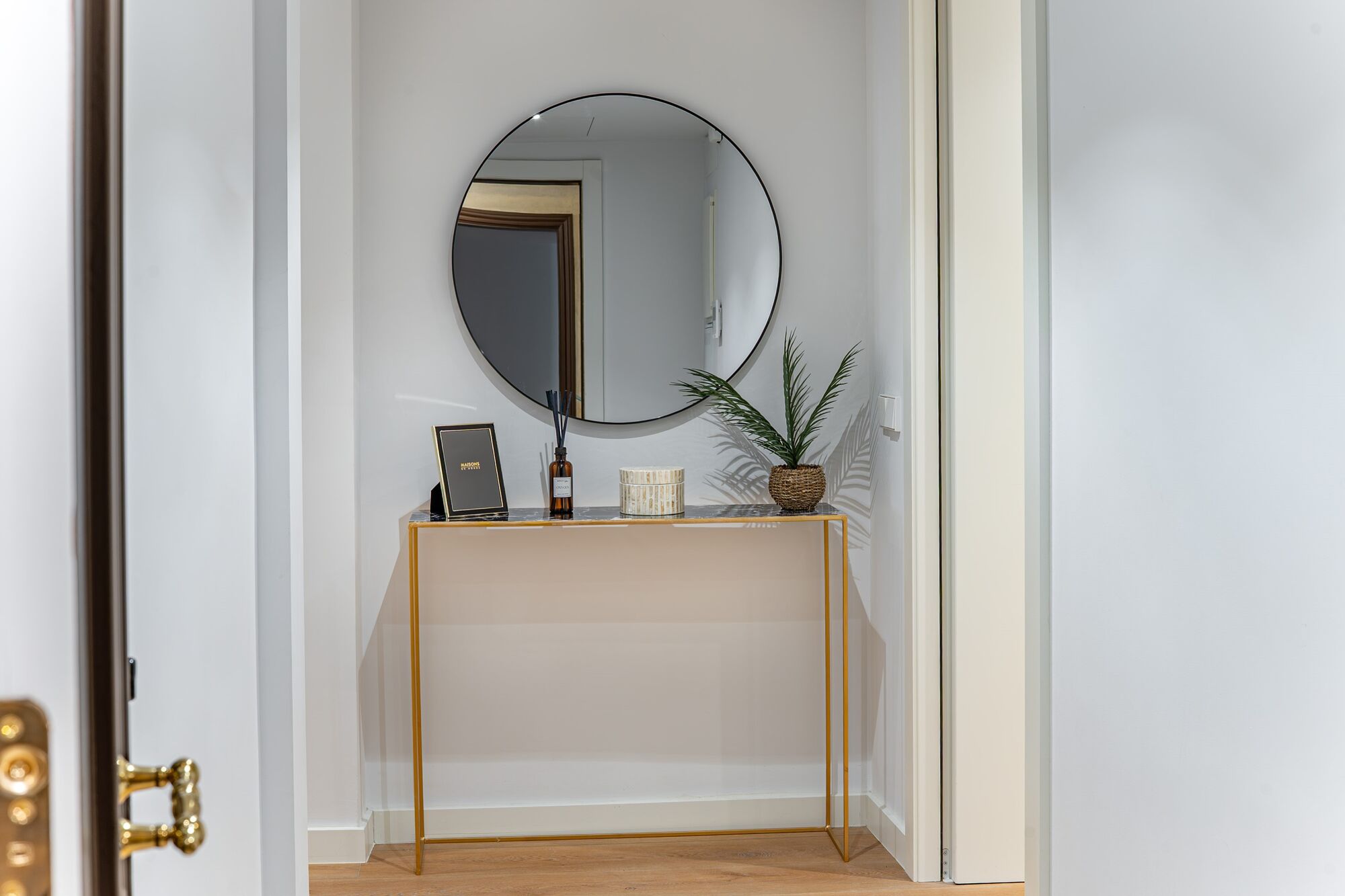 Charming exterior apartment in a historic building with swimming pool in the heart of Barcelona