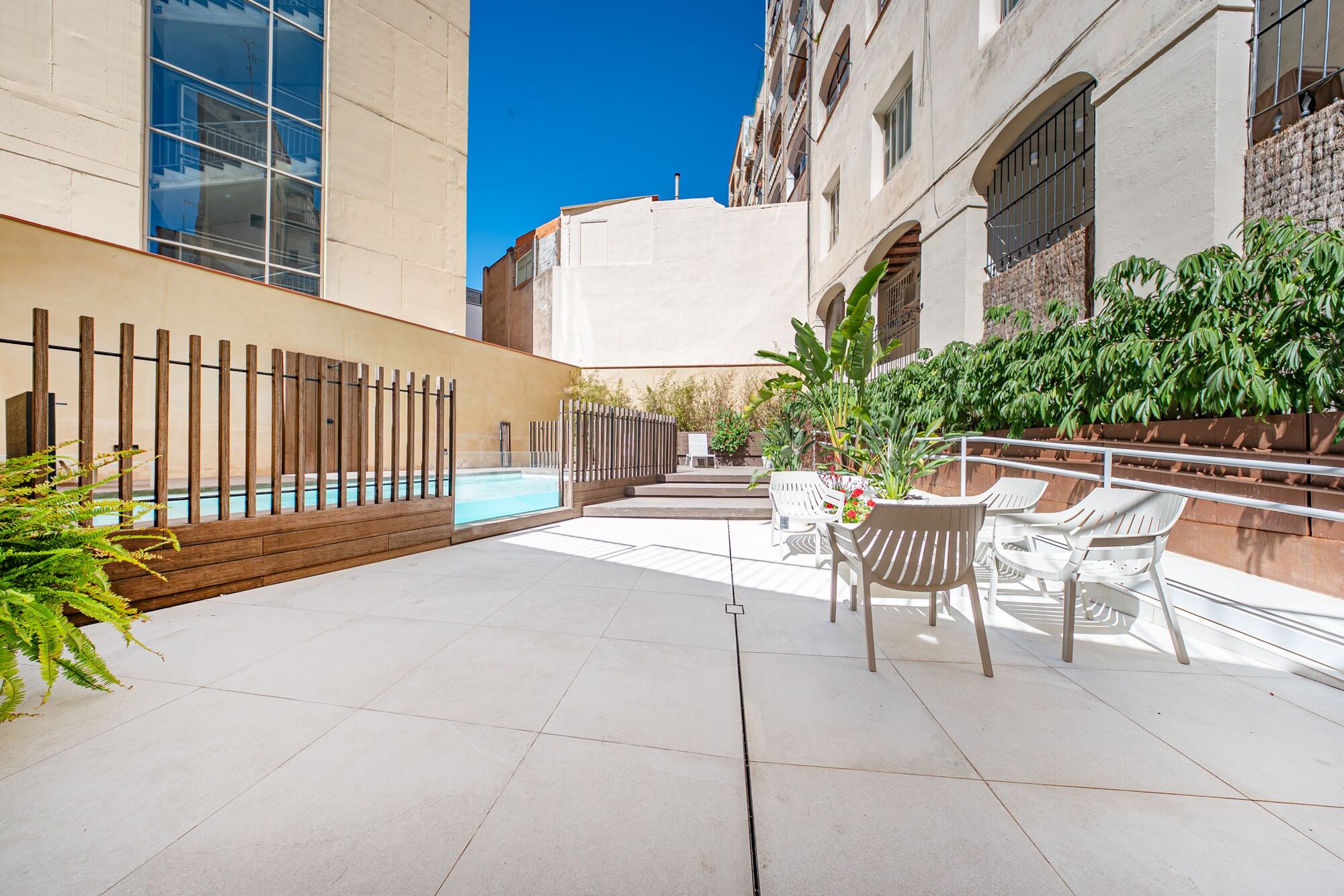 Charming exterior apartment in a historic building with swimming pool in the heart of Barcelona