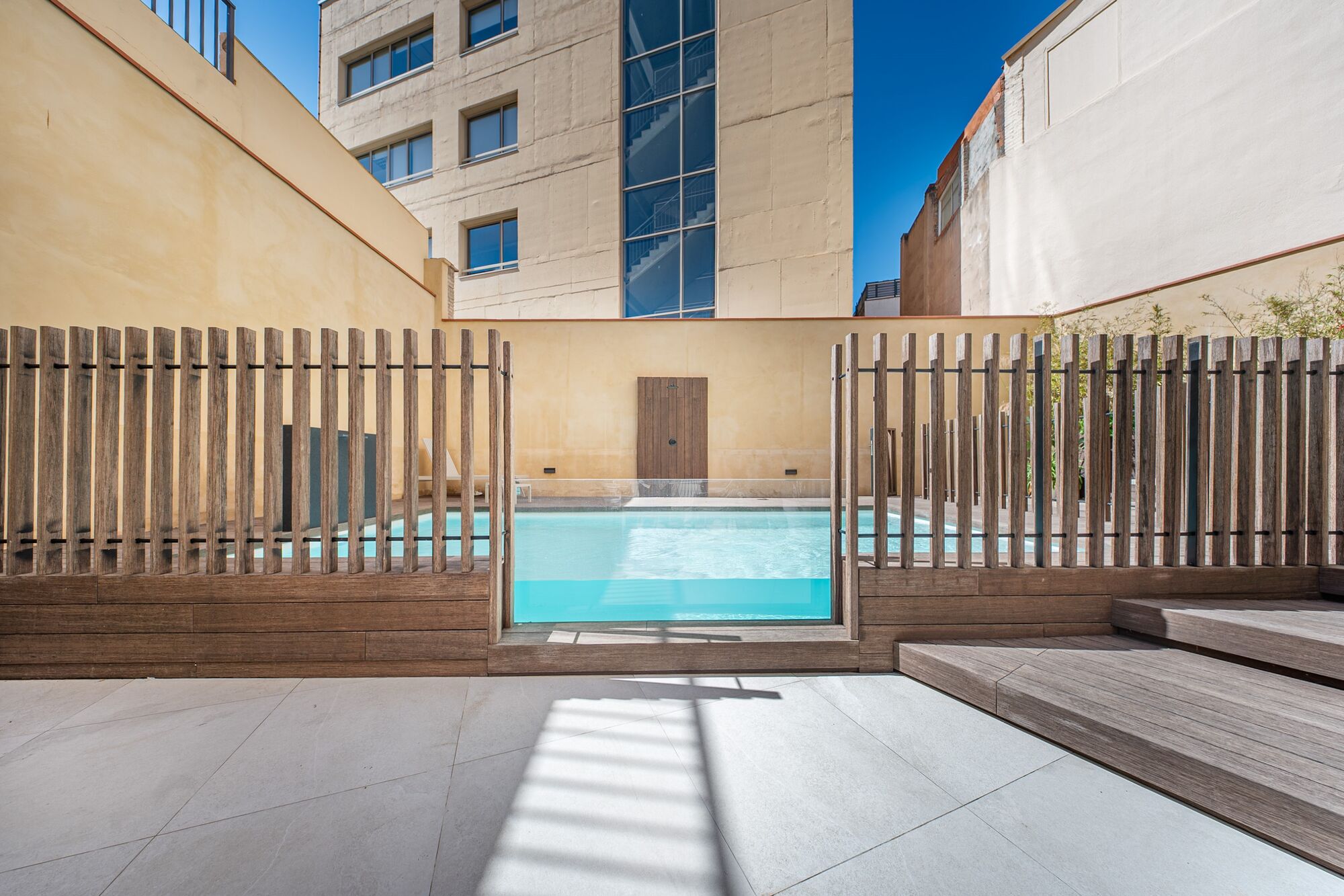Charming exterior apartment in a historic building with swimming pool in the heart of Barcelona