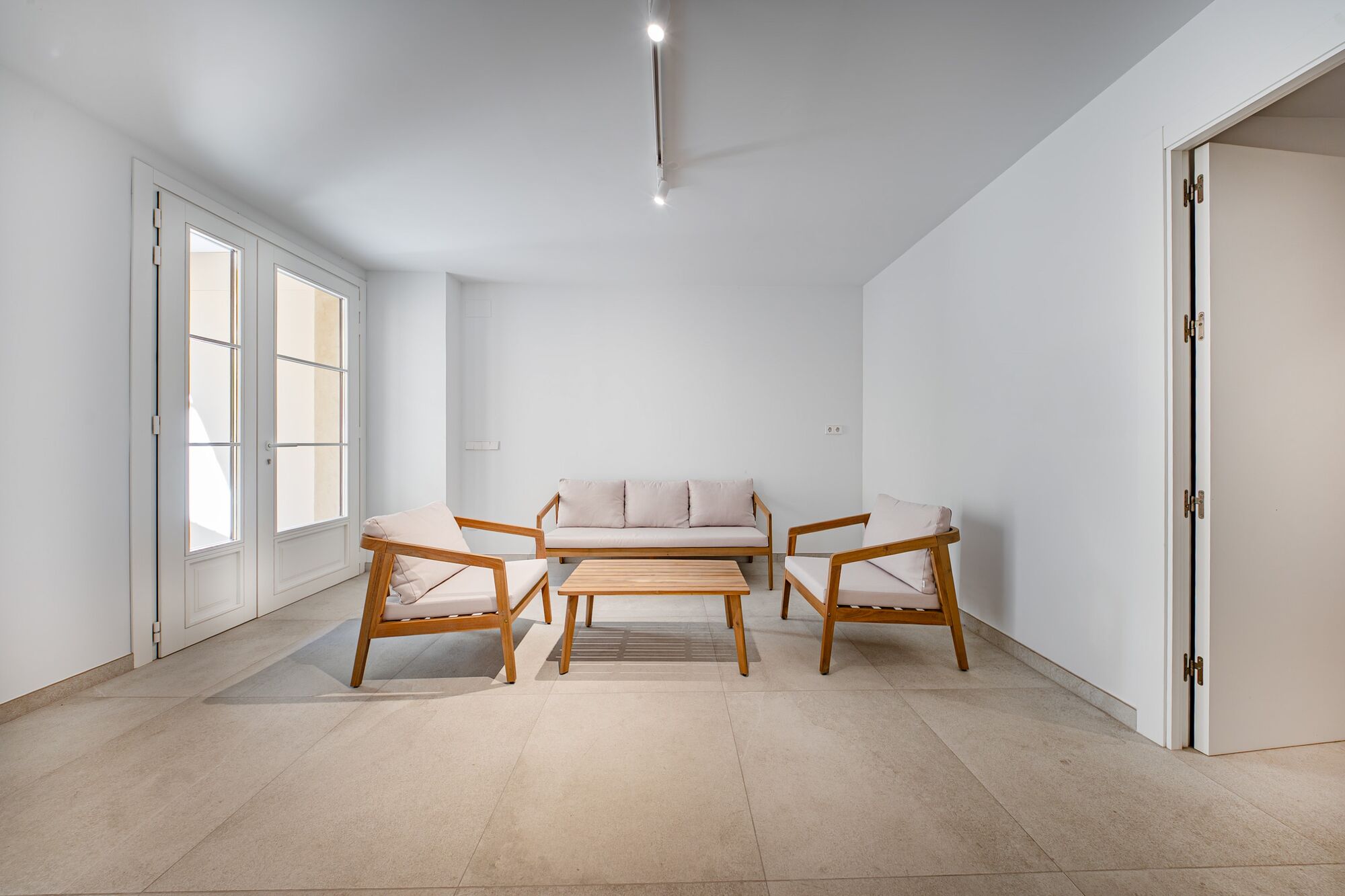 Charming exterior apartment in a historic building with swimming pool in the heart of Barcelona