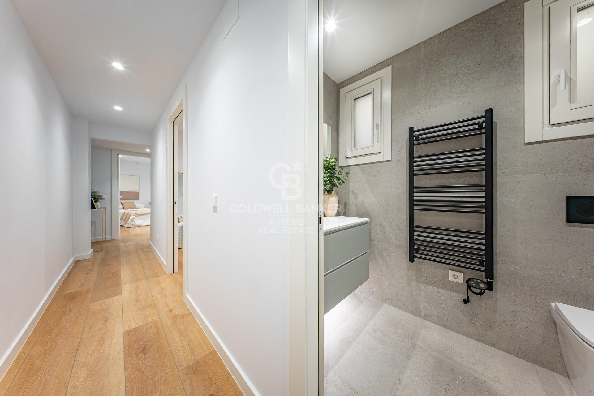 Charming exterior apartment in a historic building with swimming pool in the heart of Barcelona