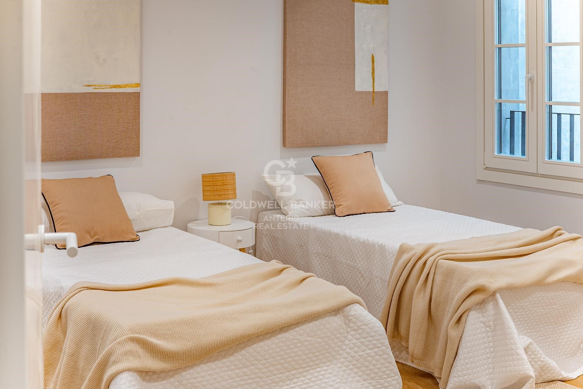 Charming exterior apartment in a historic building with swimming pool in the heart of Barcelona