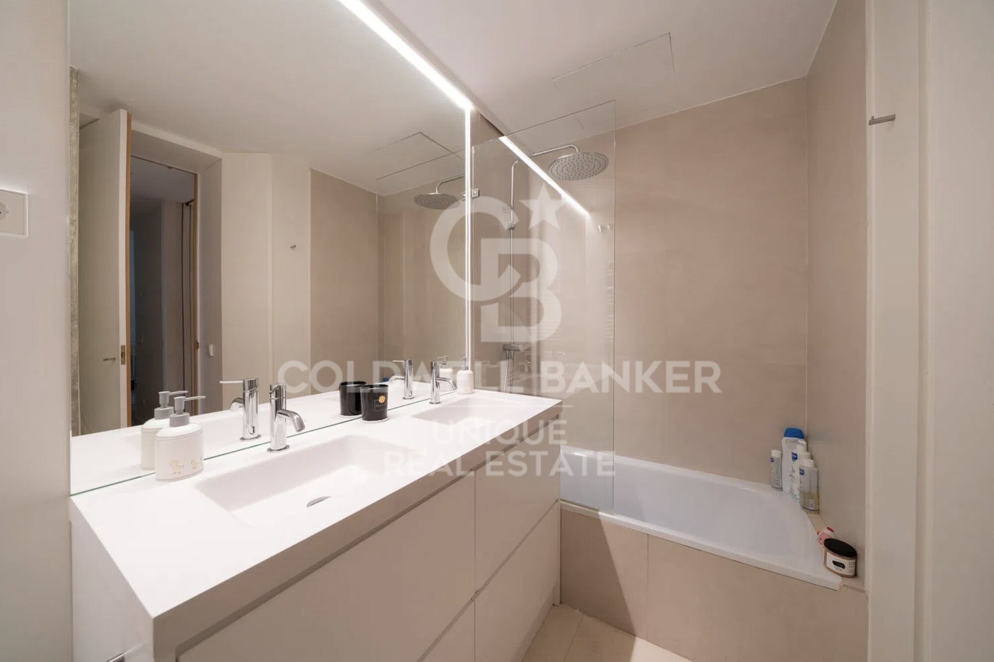 Exterior apartment with storage room and garage in Chamberí, Madrid