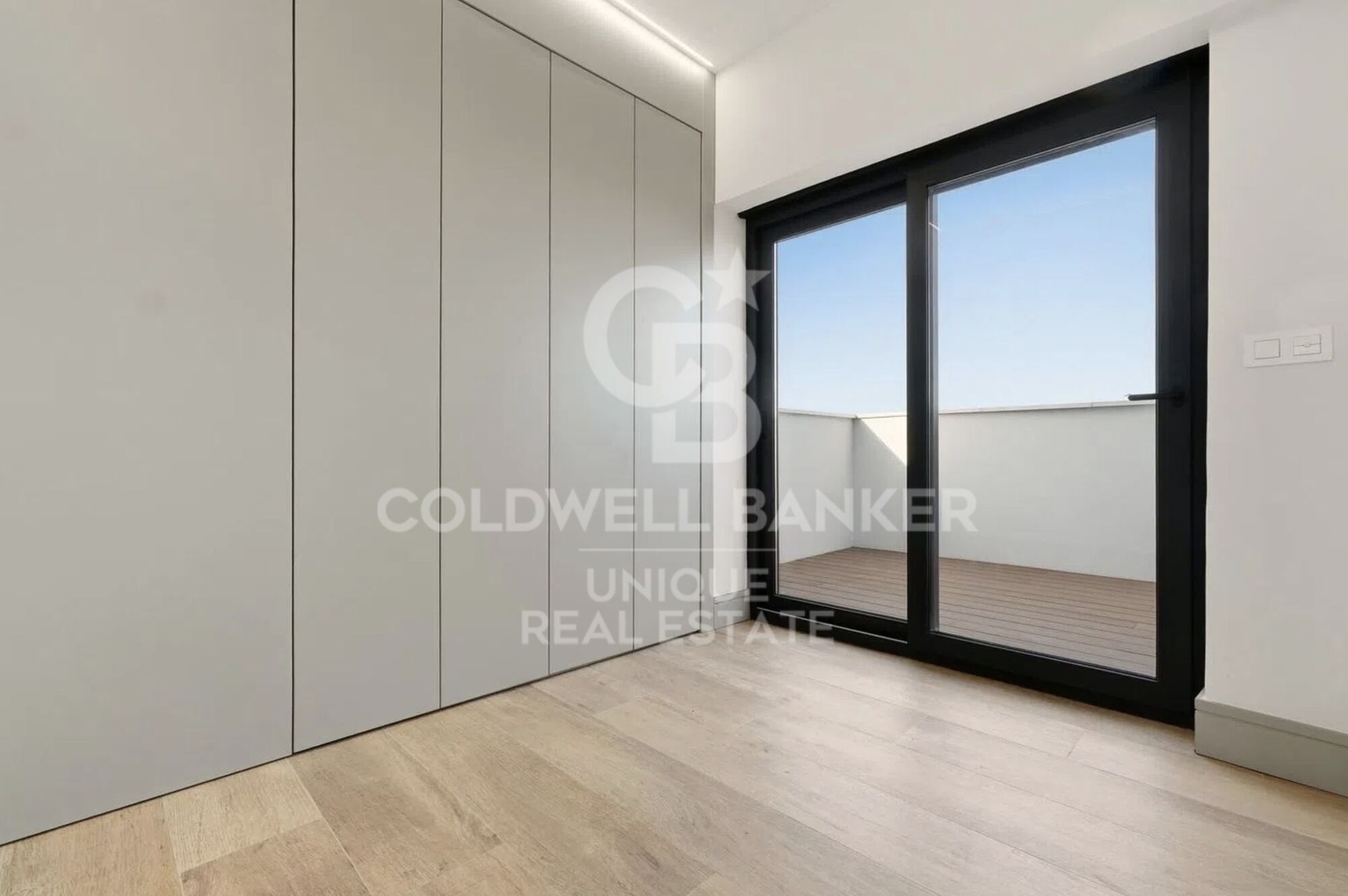 Renovated penthouse with terrace, garage, and storage room in Chamberí, Madrid