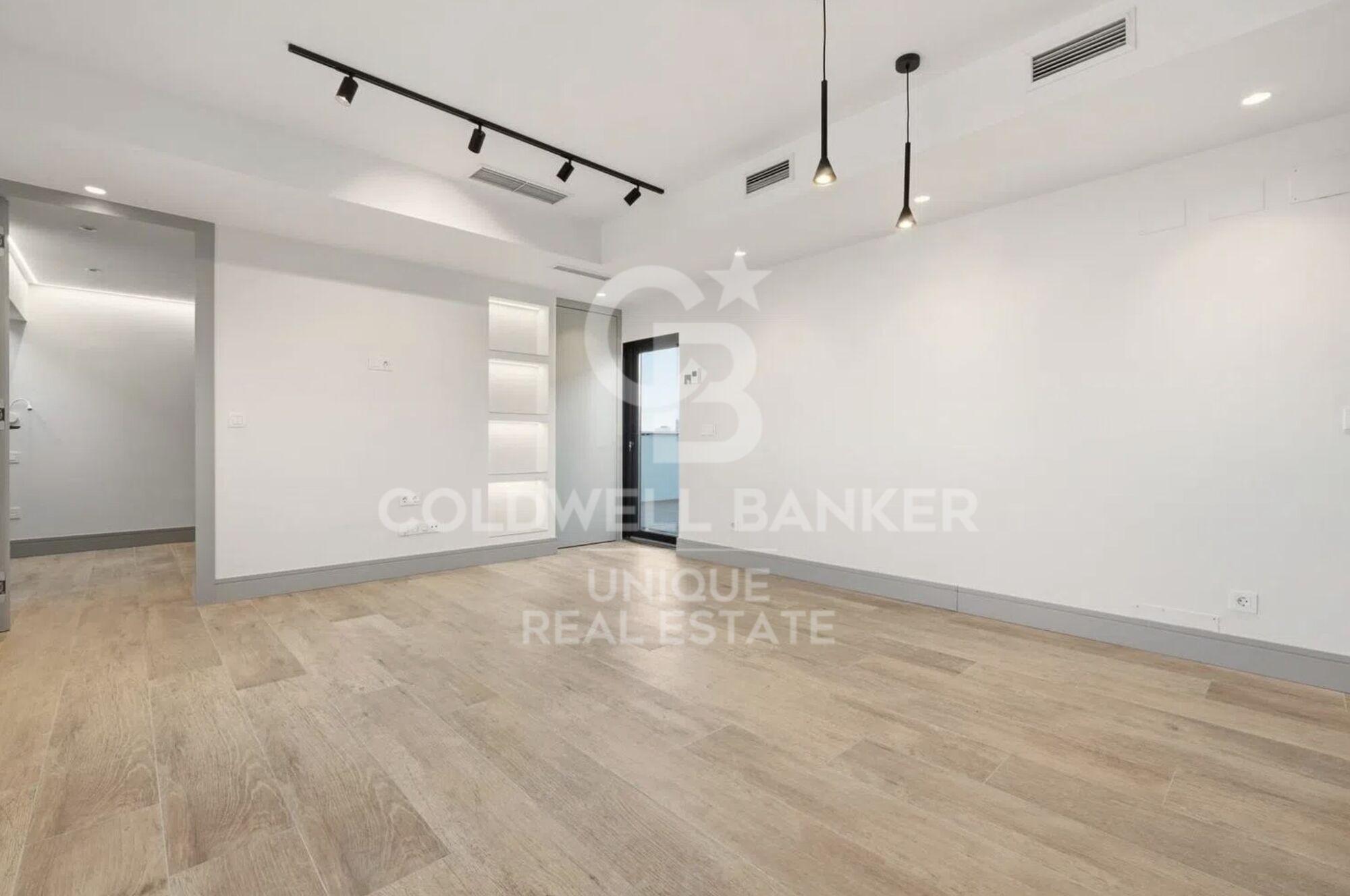 Renovated penthouse with terrace, garage, and storage room in Chamberí, Madrid