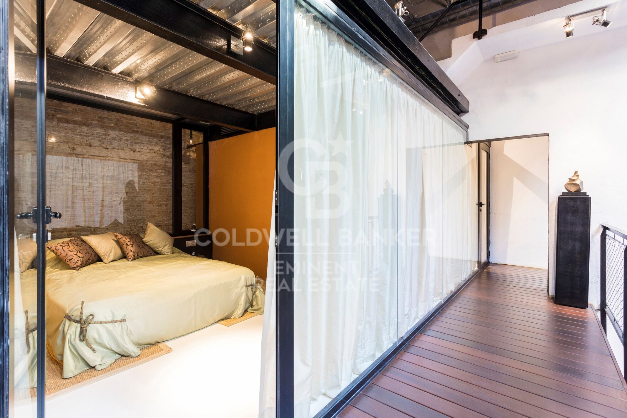 Designhaus in Poblenou mit Pool.