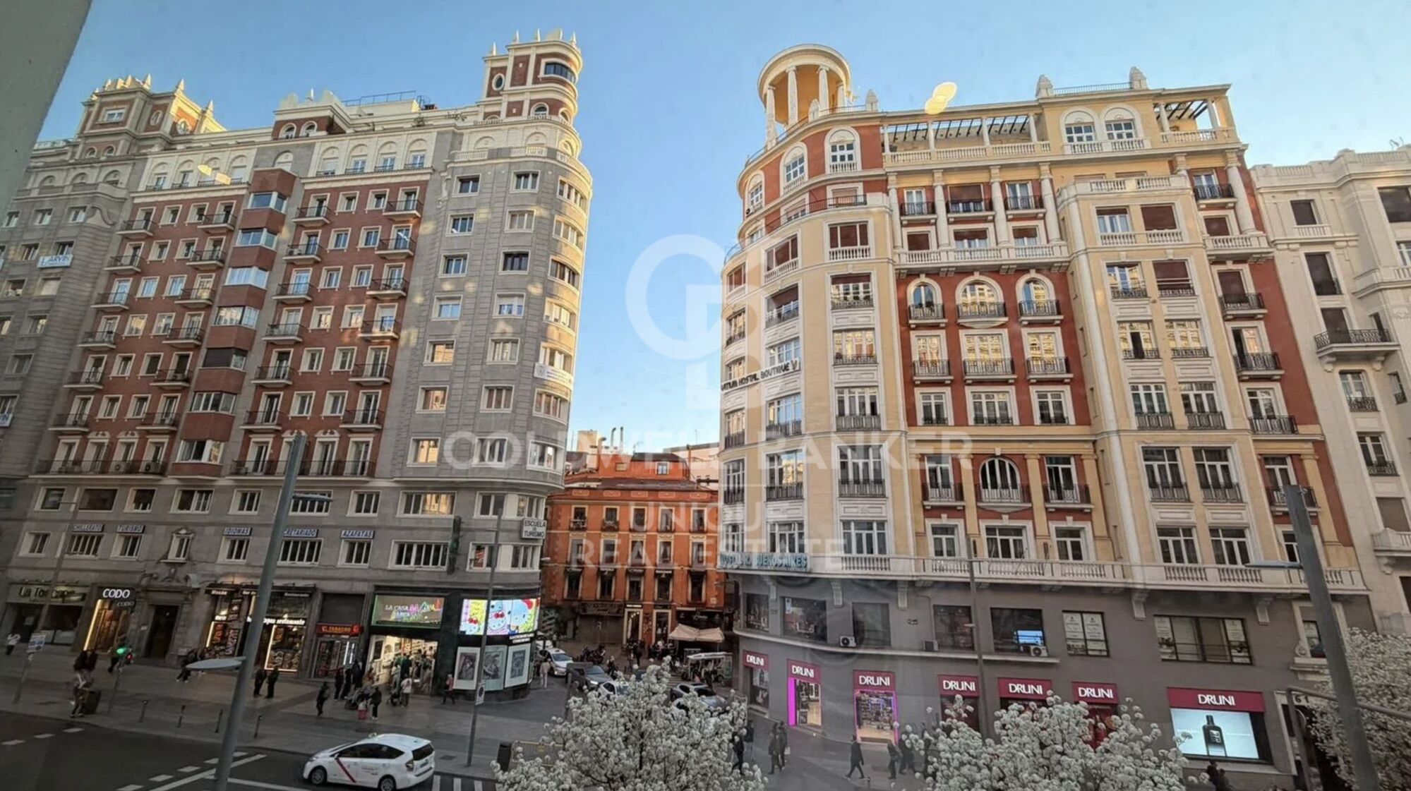 Piso exterior reformado con piscina, terraza y garaje en Gran Vía, Madrid