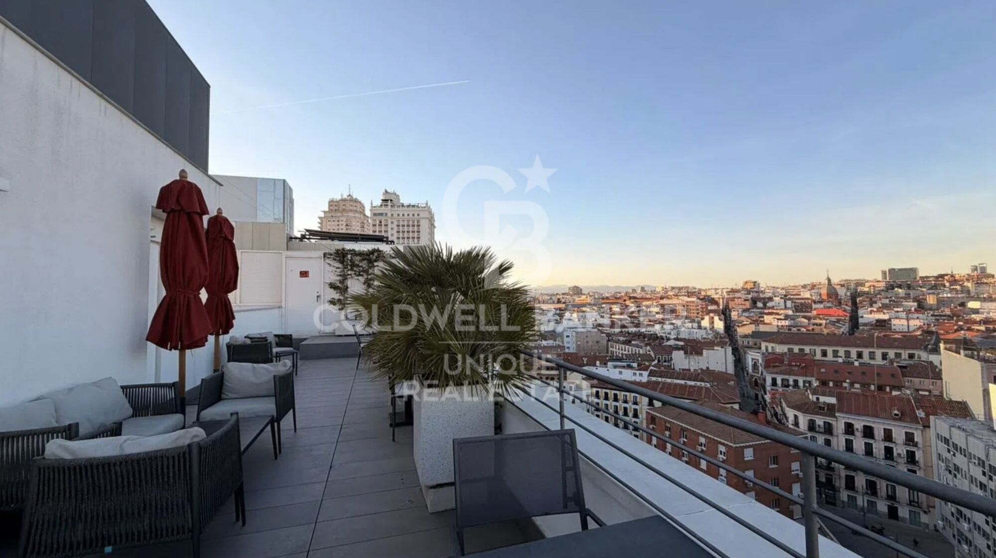 Appartement extérieur rénové avec piscine, terrasse et garage sur Gran Vía, Madrid