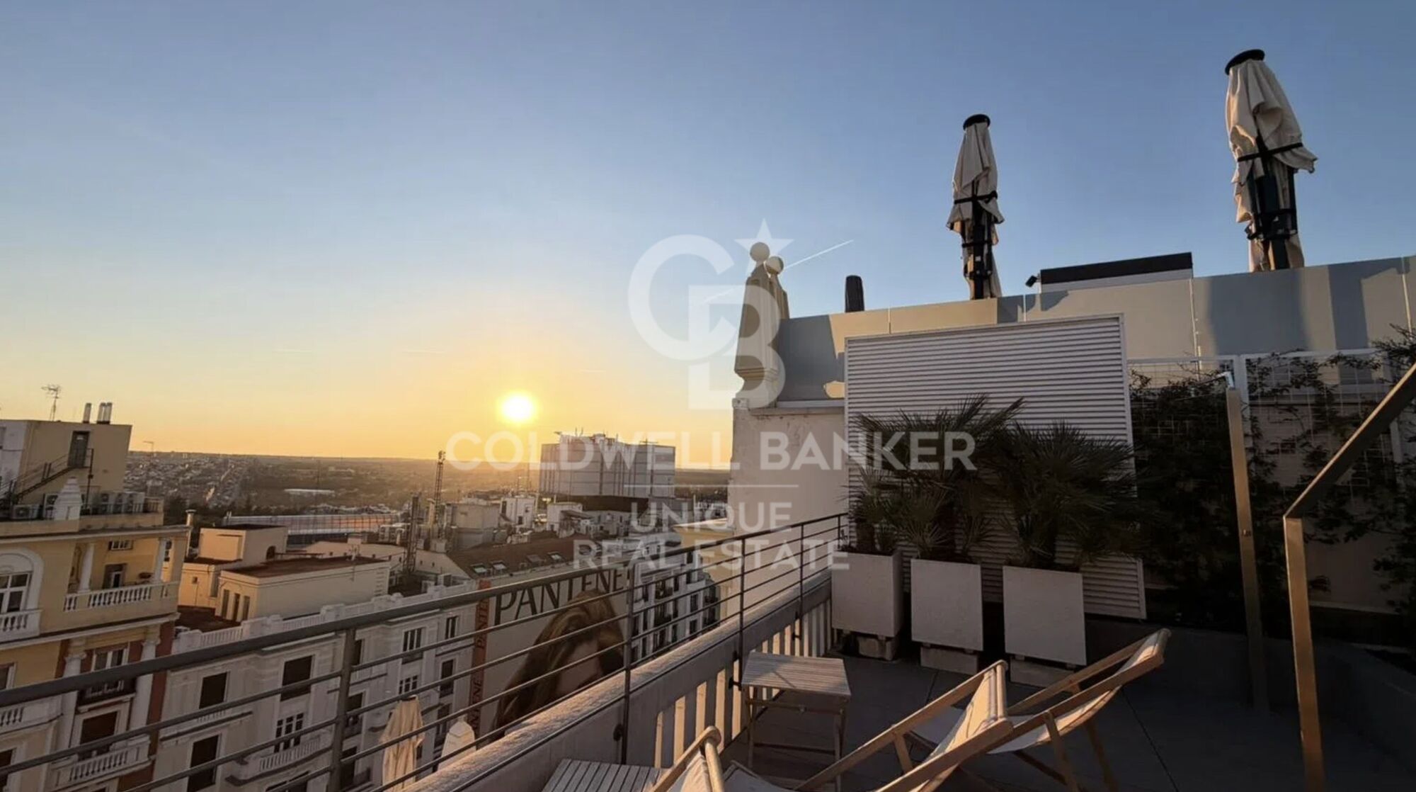 Appartement extérieur rénové avec piscine, terrasse et garage sur Gran Vía, Madrid