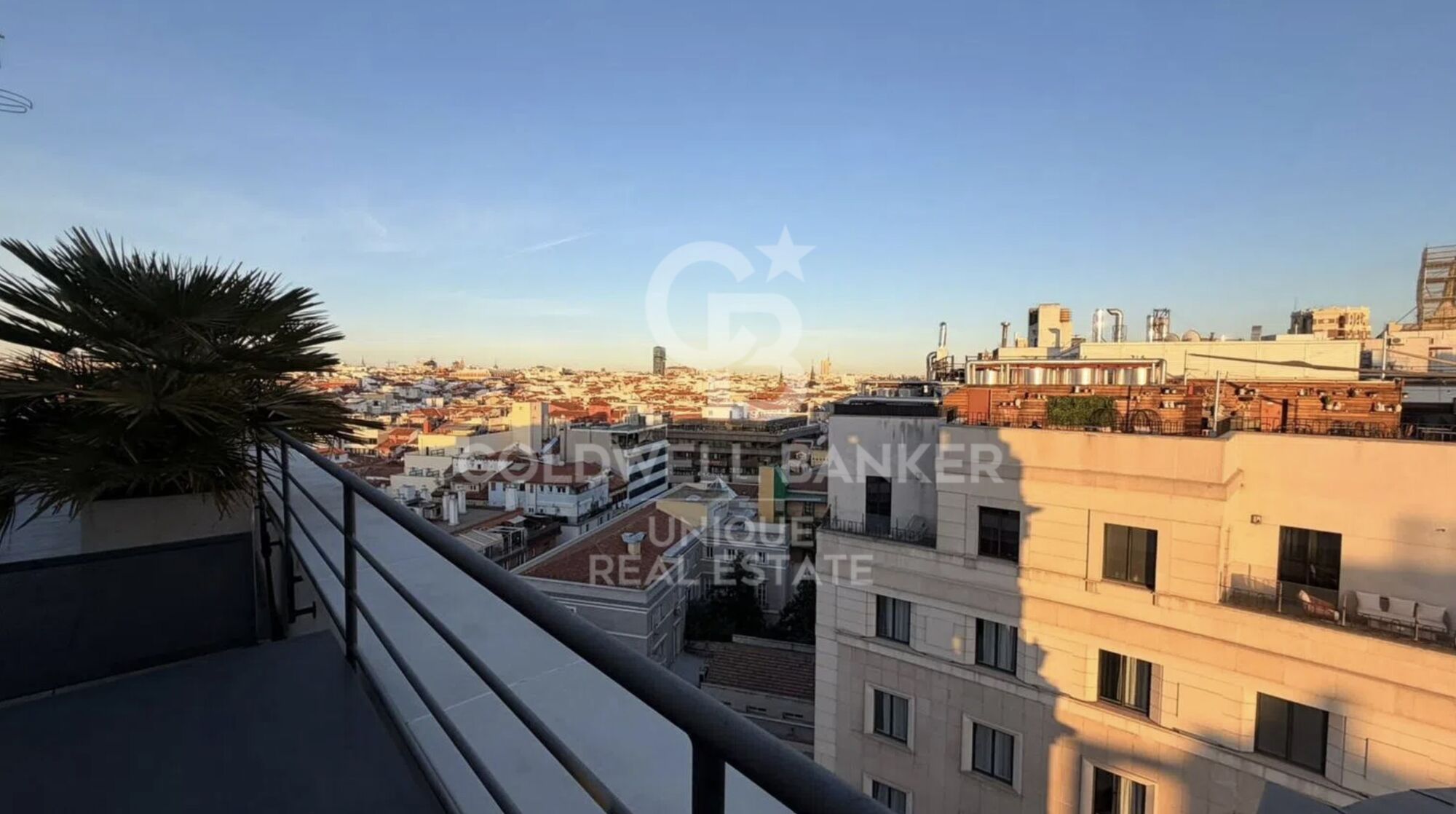 Appartement extérieur rénové avec piscine, terrasse et garage sur Gran Vía, Madrid
