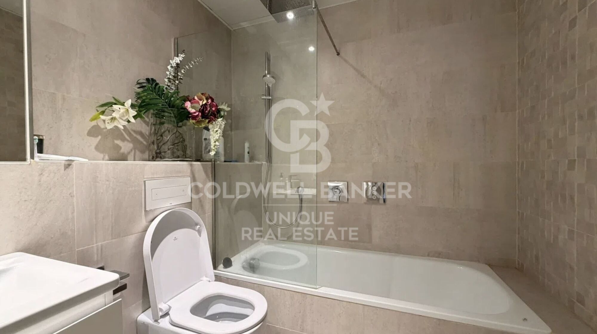 Appartement extérieur rénové avec piscine, terrasse et garage sur Gran Vía, Madrid