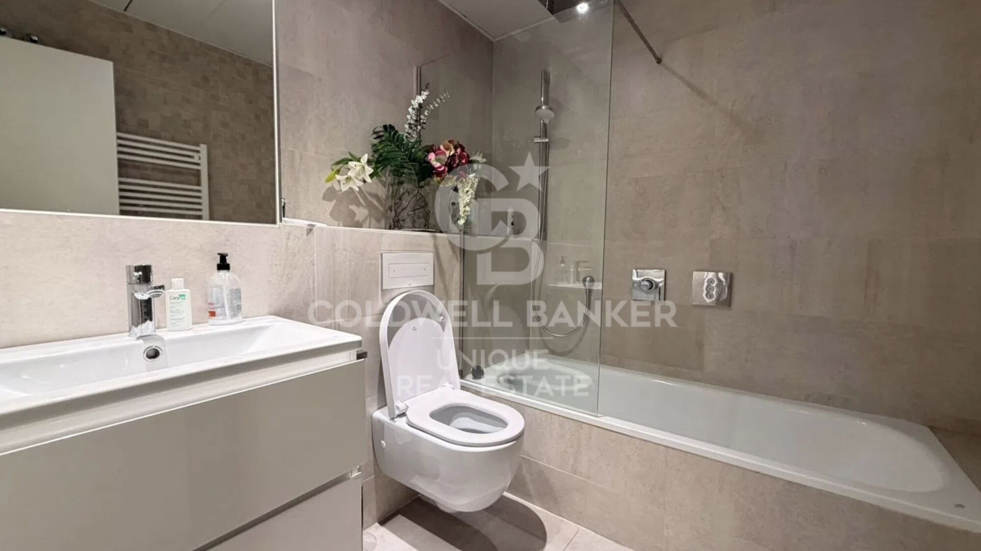 Renovated exterior apartment with swimming pool, terrace and garage on Gran Vía, Madrid