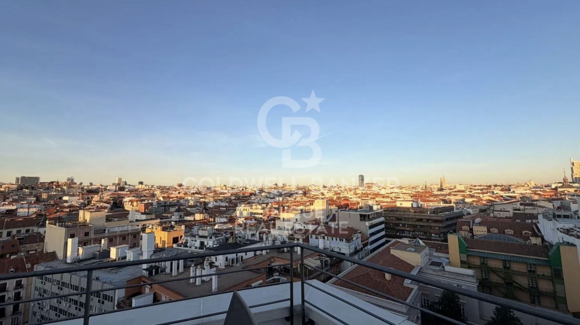 Renovated exterior apartment with swimming pool, terrace and garage on Gran Vía, Madrid