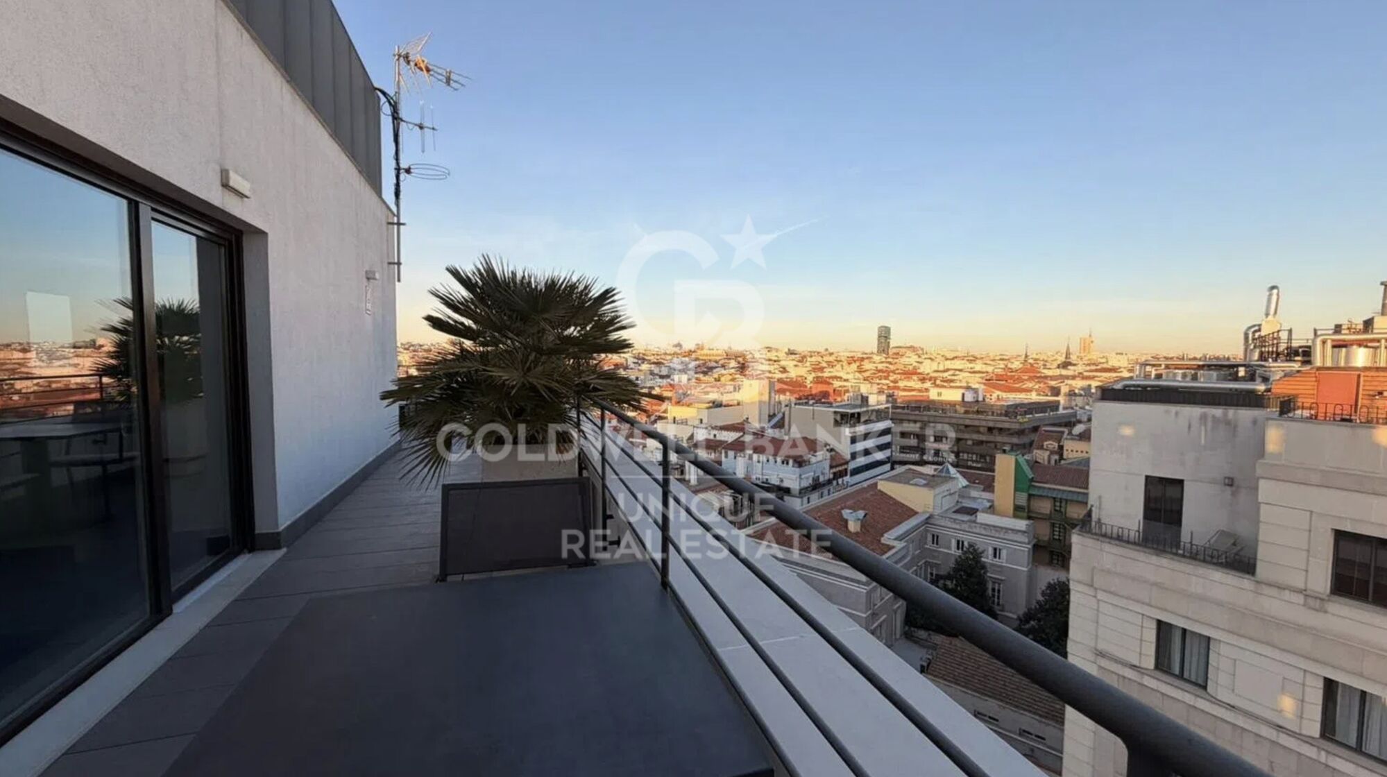 Renovierte Außenwohnung mit Pool, Terrasse und Garage an der Gran Vía, Madrid