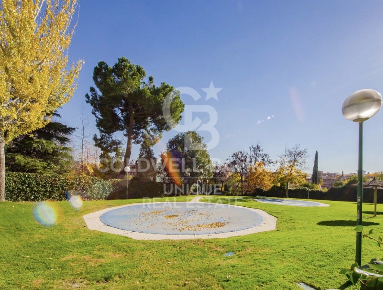 Piso exterior reformado con piscina, jardín y garaje en Hispanoamérica, Madrid