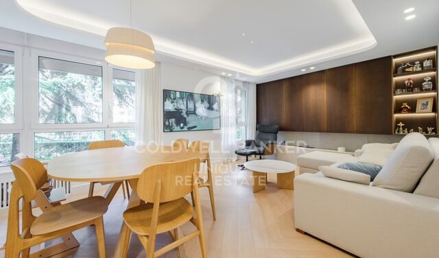 Renovated exterior apartment with swimming pool, garden and garage in Hipanoamérica, Madrid