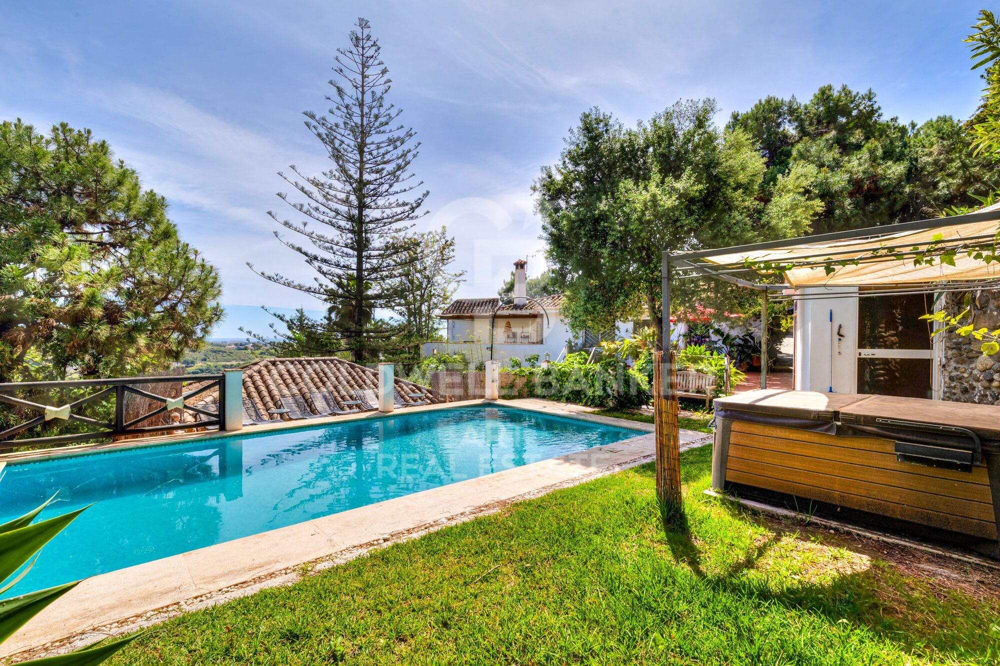Beautiful boutique villa with sea views in Estepona