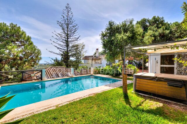 Beautiful boutique villa with sea views in Estepona