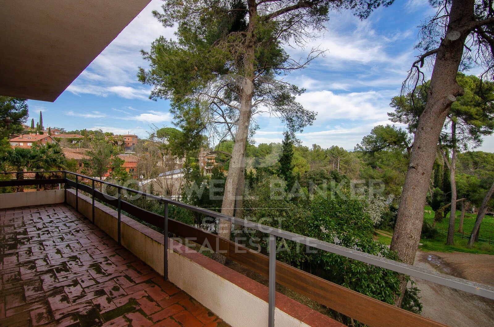 Contemporary elegance in a natural setting in Bellaterra