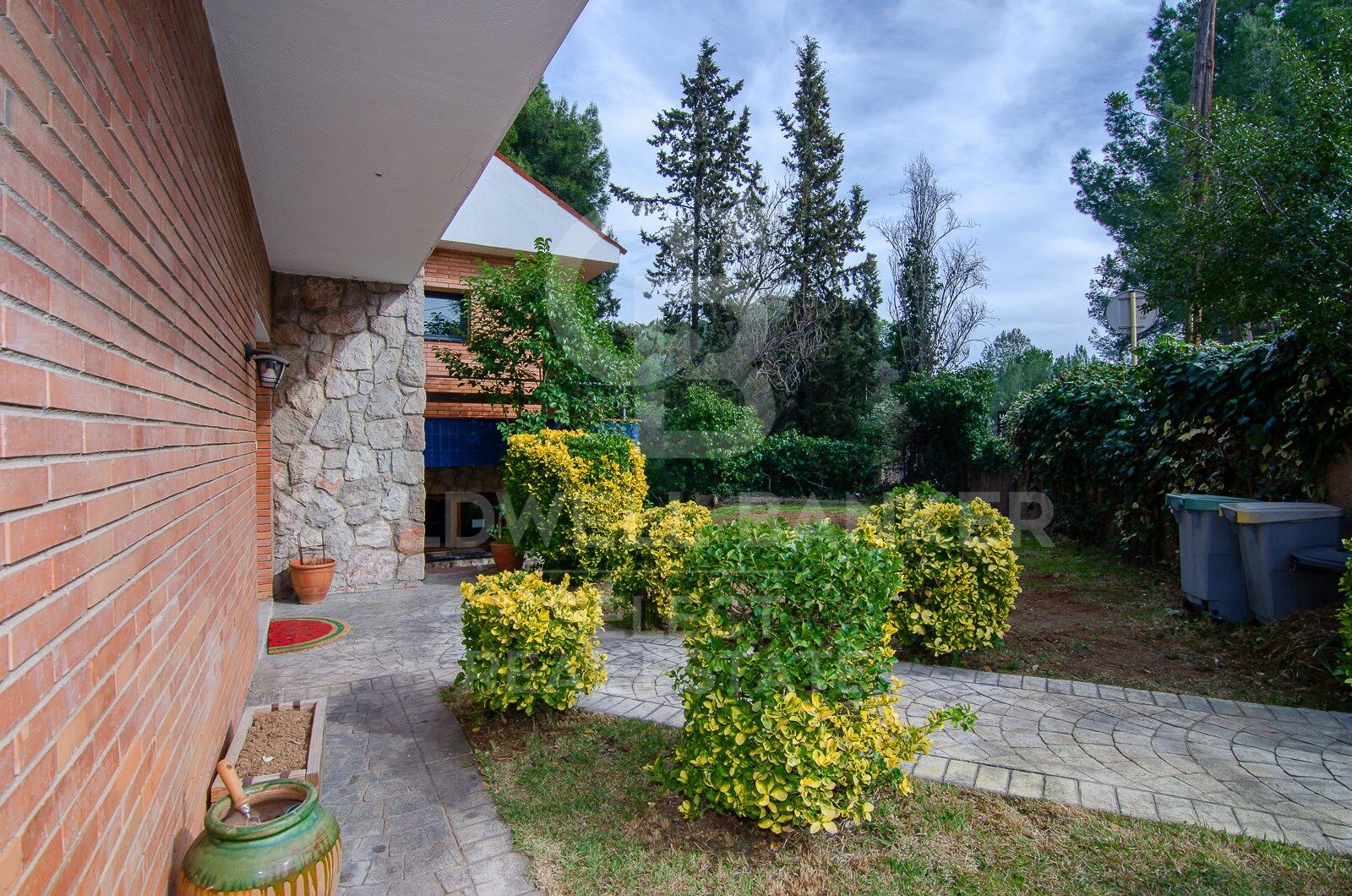 Contemporary elegance in a natural setting in Bellaterra