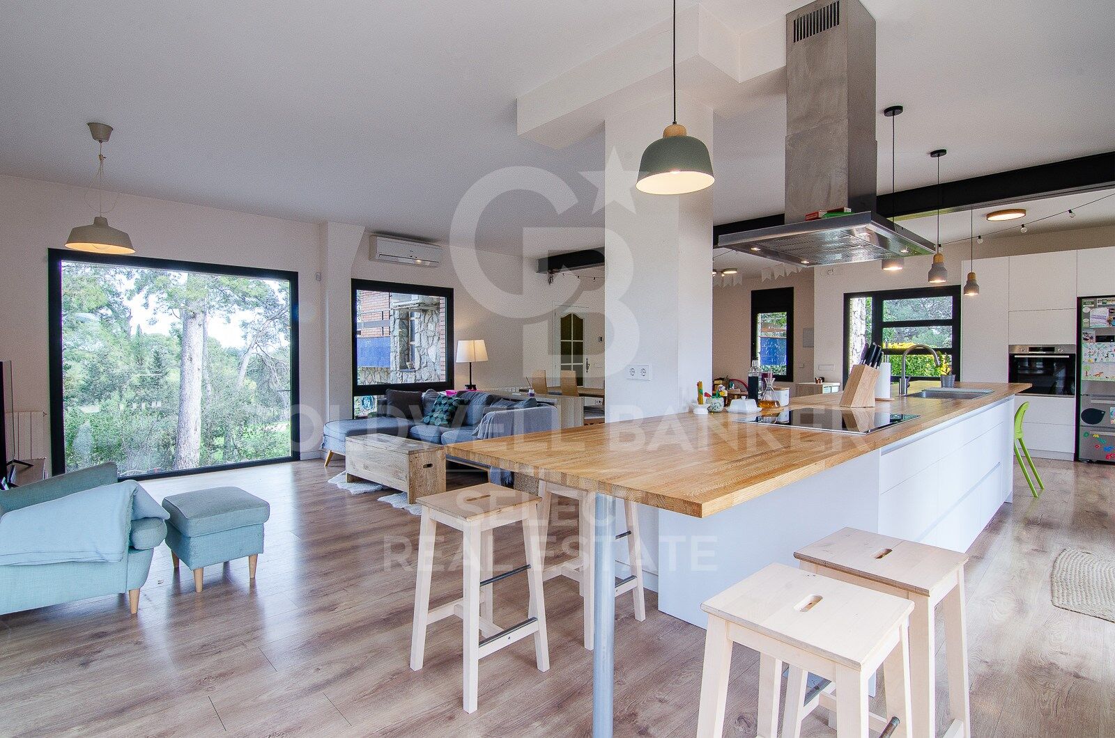 Contemporary elegance in a natural setting in Bellaterra