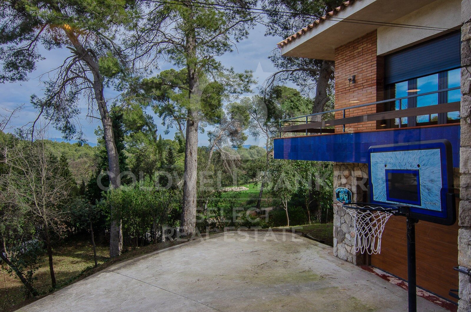 Contemporary elegance in a natural setting in Bellaterra