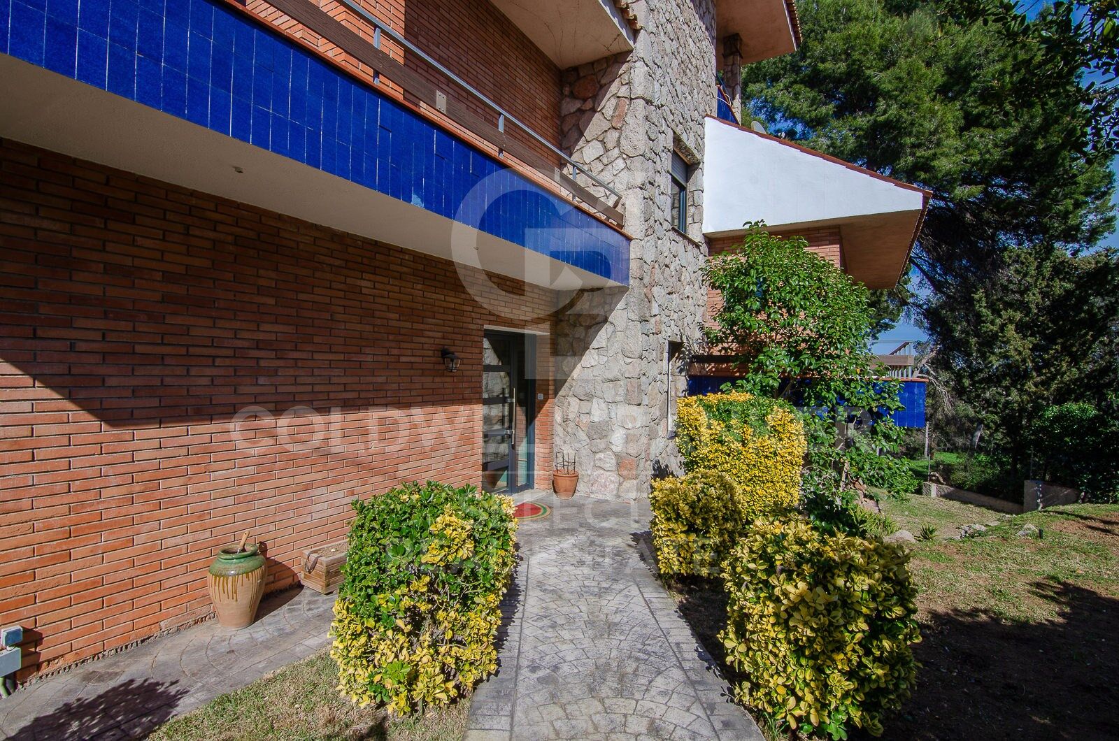Contemporary elegance in a natural setting in Bellaterra
