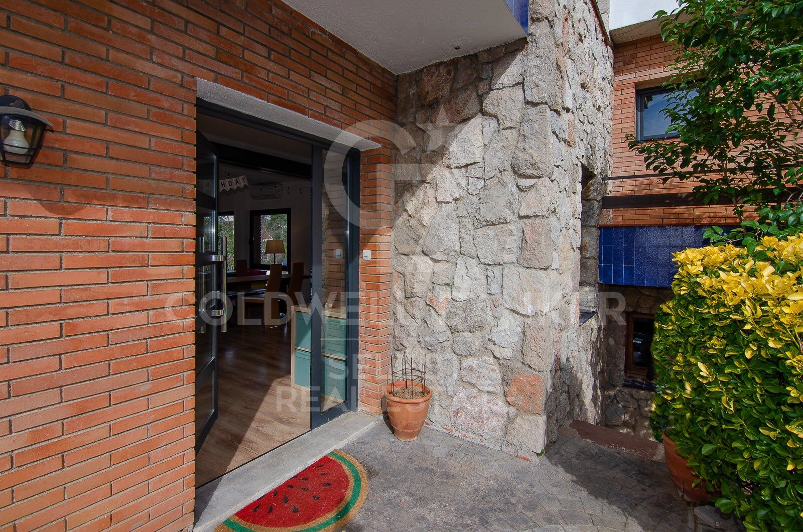 Contemporary elegance in a natural setting in Bellaterra