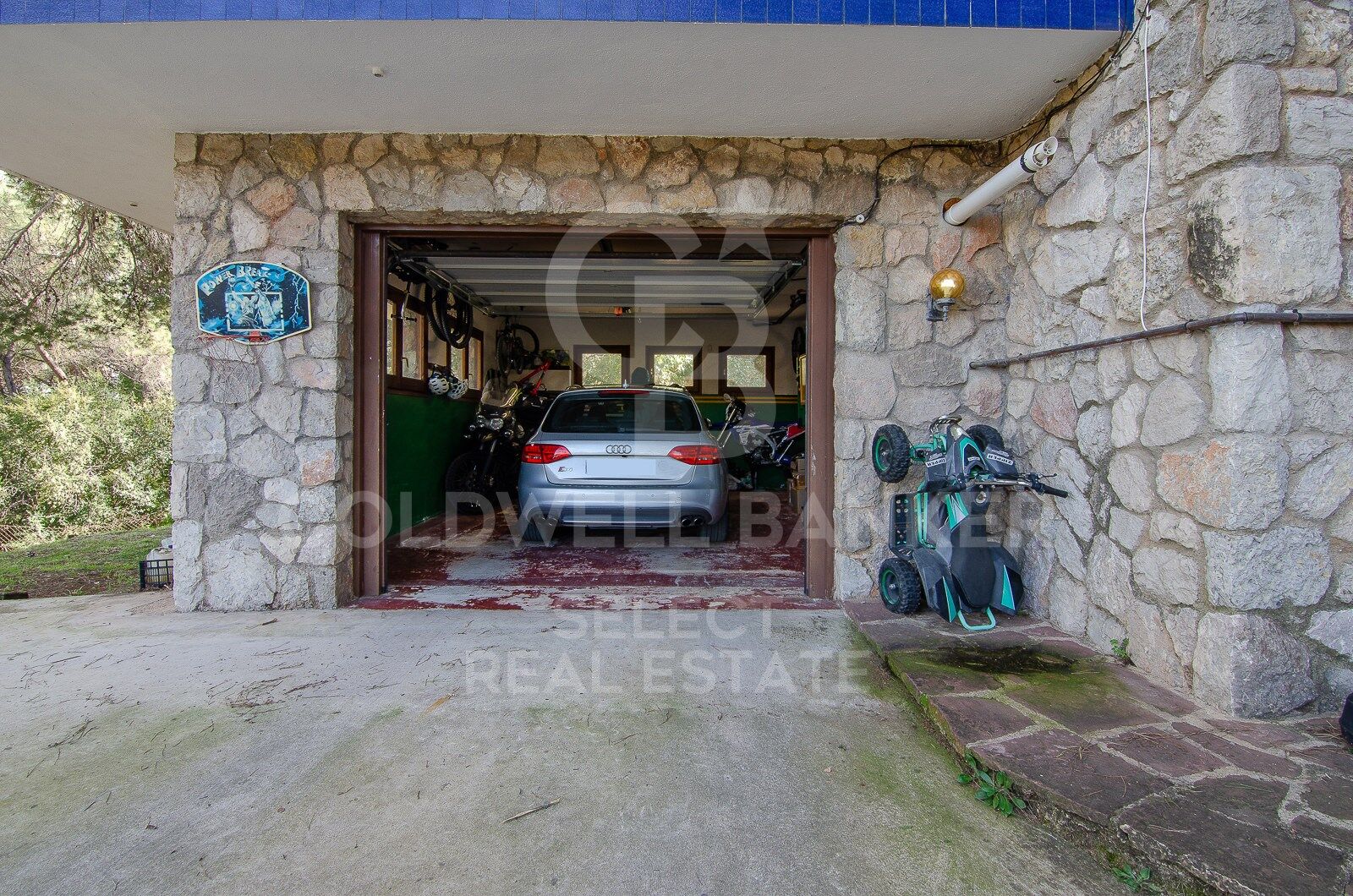 Contemporary elegance in a natural setting in Bellaterra