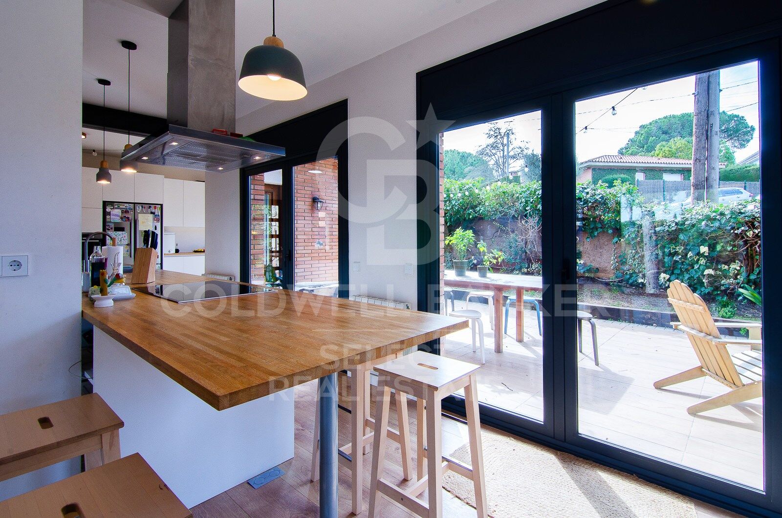Contemporary elegance in a natural setting in Bellaterra