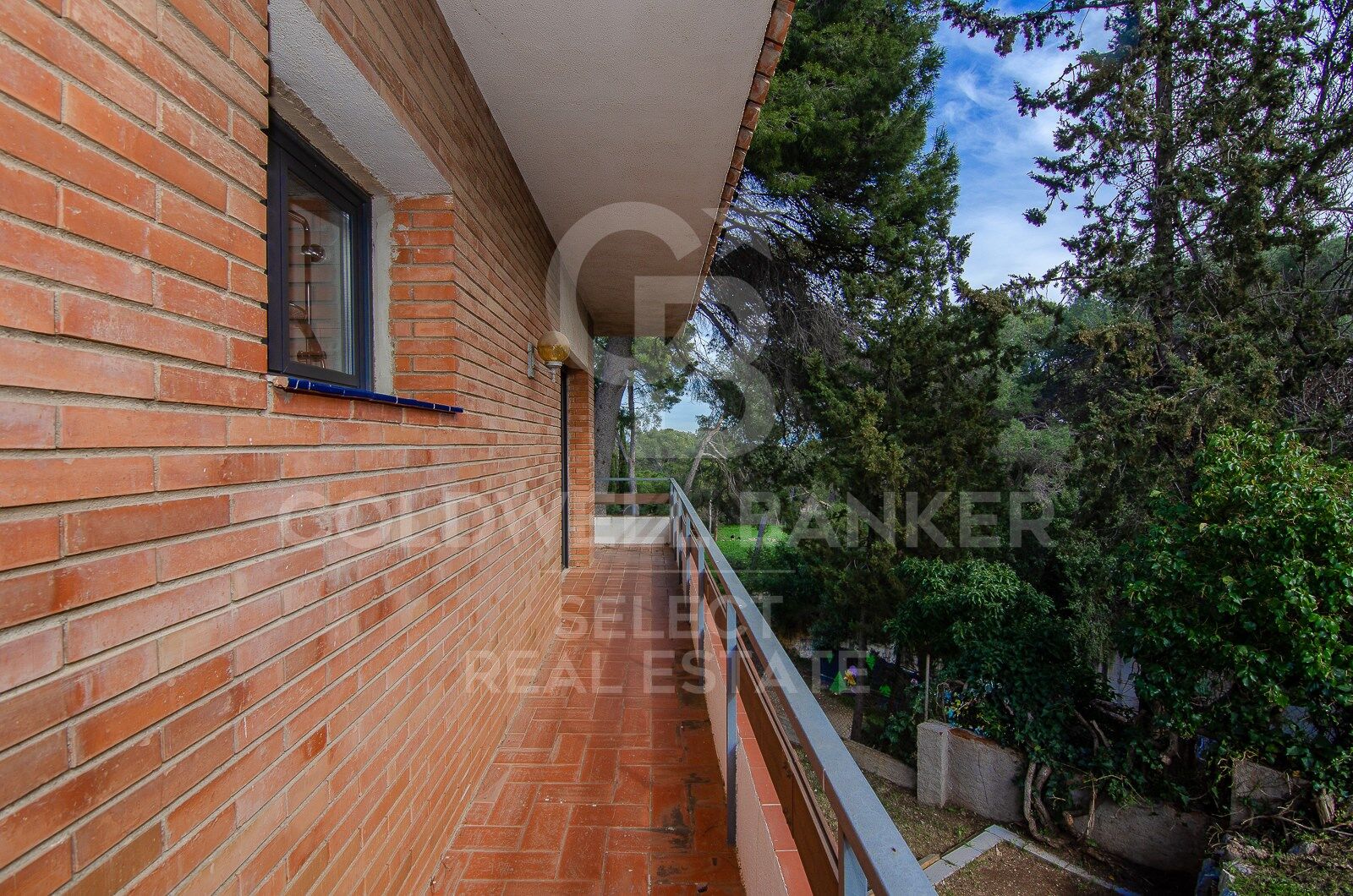 Contemporary elegance in a natural setting in Bellaterra