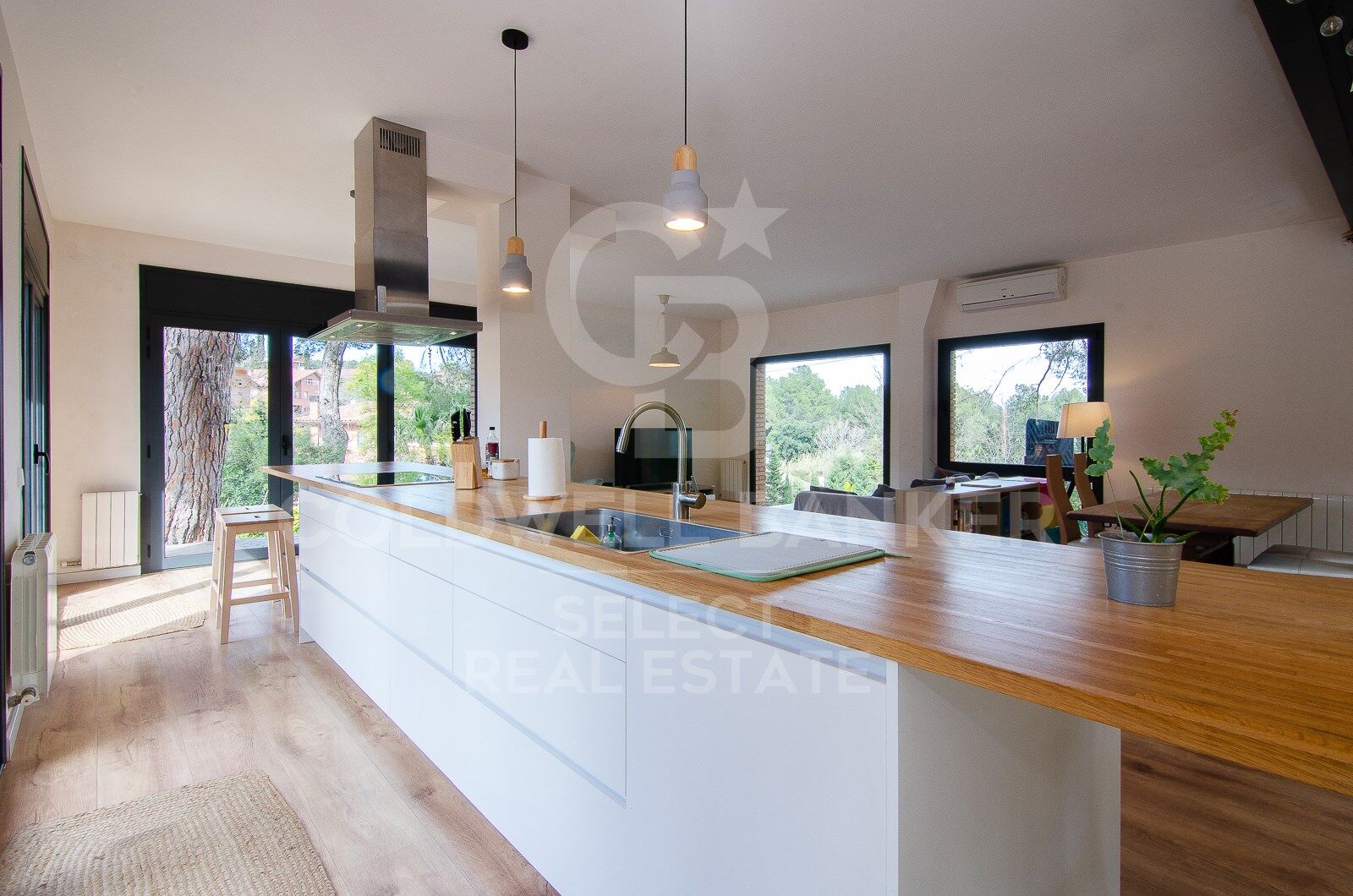 Contemporary elegance in a natural setting in Bellaterra