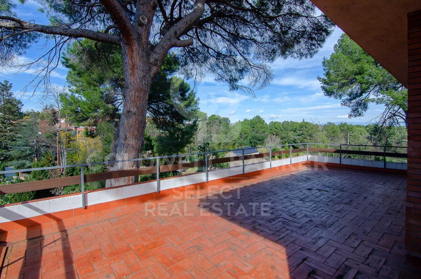 Contemporary elegance in a natural setting in Bellaterra