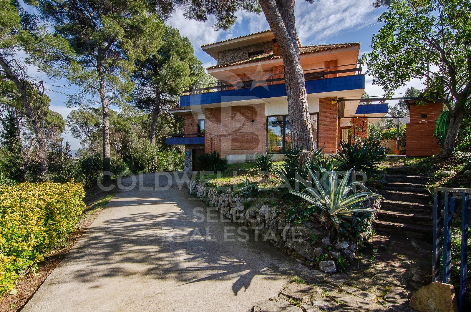 Contemporary elegance in a natural setting in Bellaterra