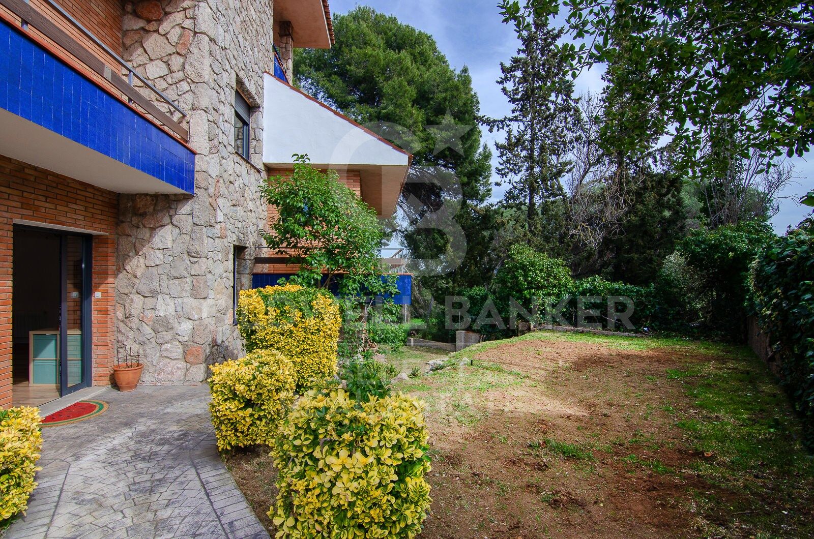 Contemporary elegance in a natural setting in Bellaterra