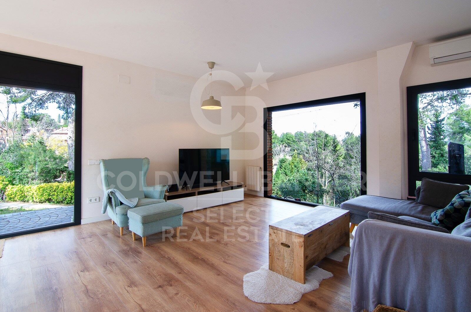 Contemporary elegance in a natural setting in Bellaterra