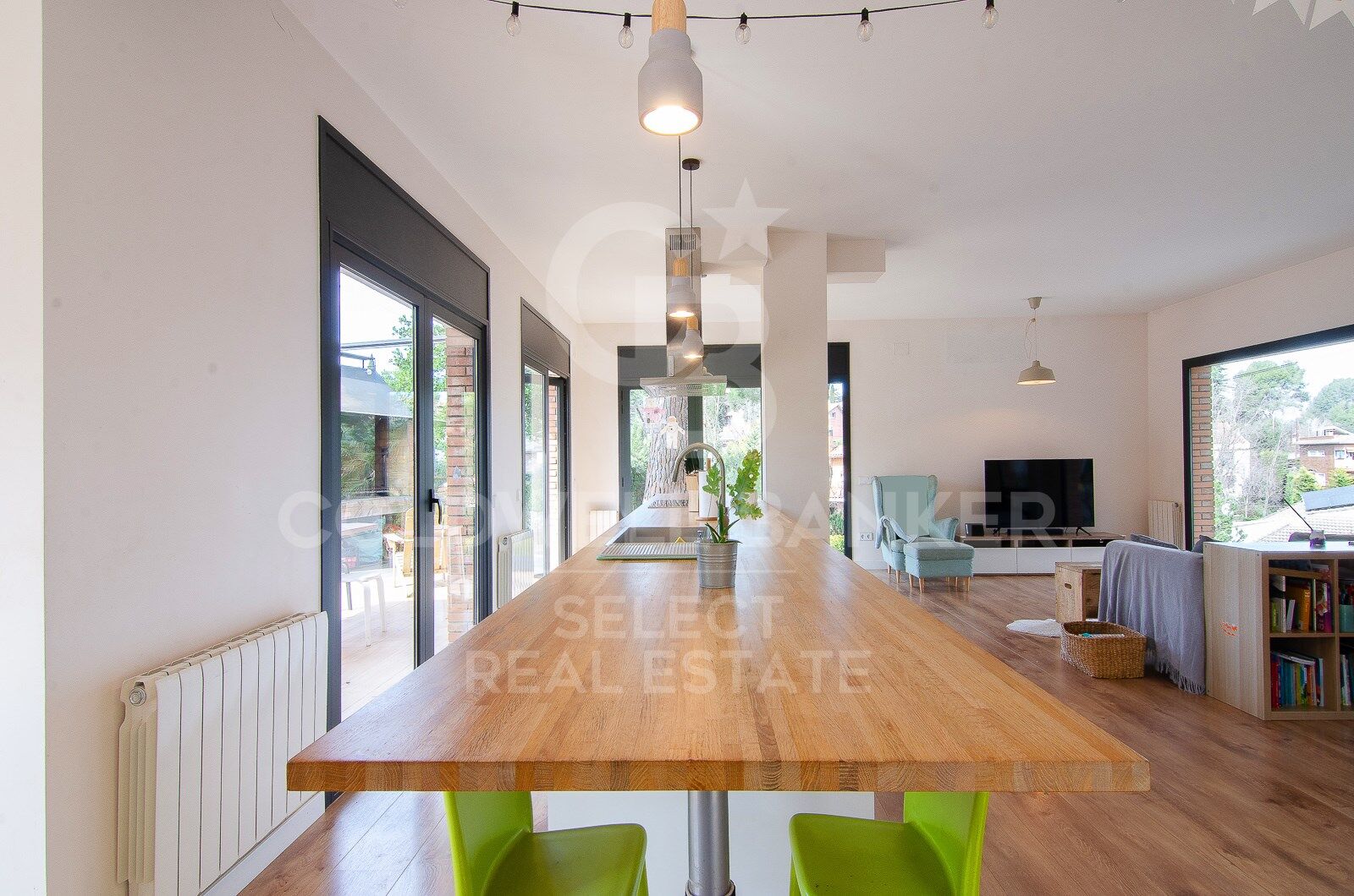Contemporary elegance in a natural setting in Bellaterra