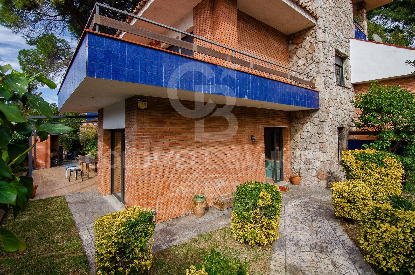 Contemporary elegance in a natural setting in Bellaterra