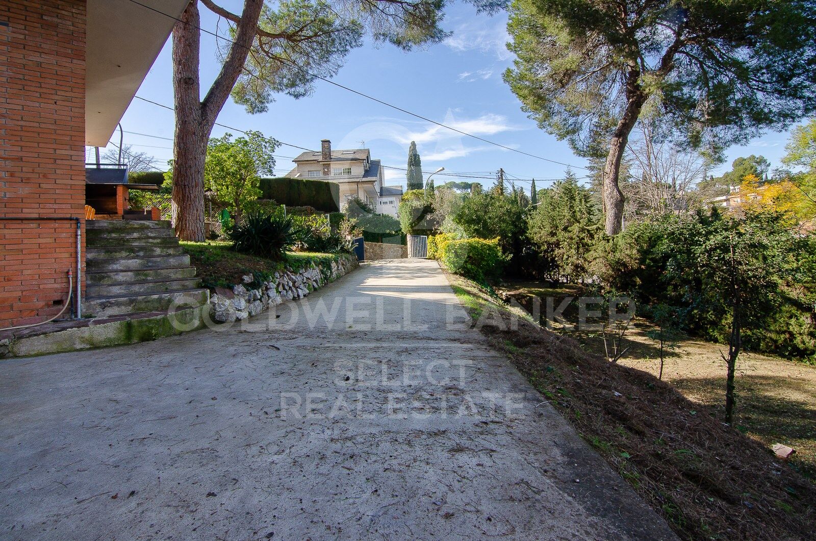 Contemporary elegance in a natural setting in Bellaterra