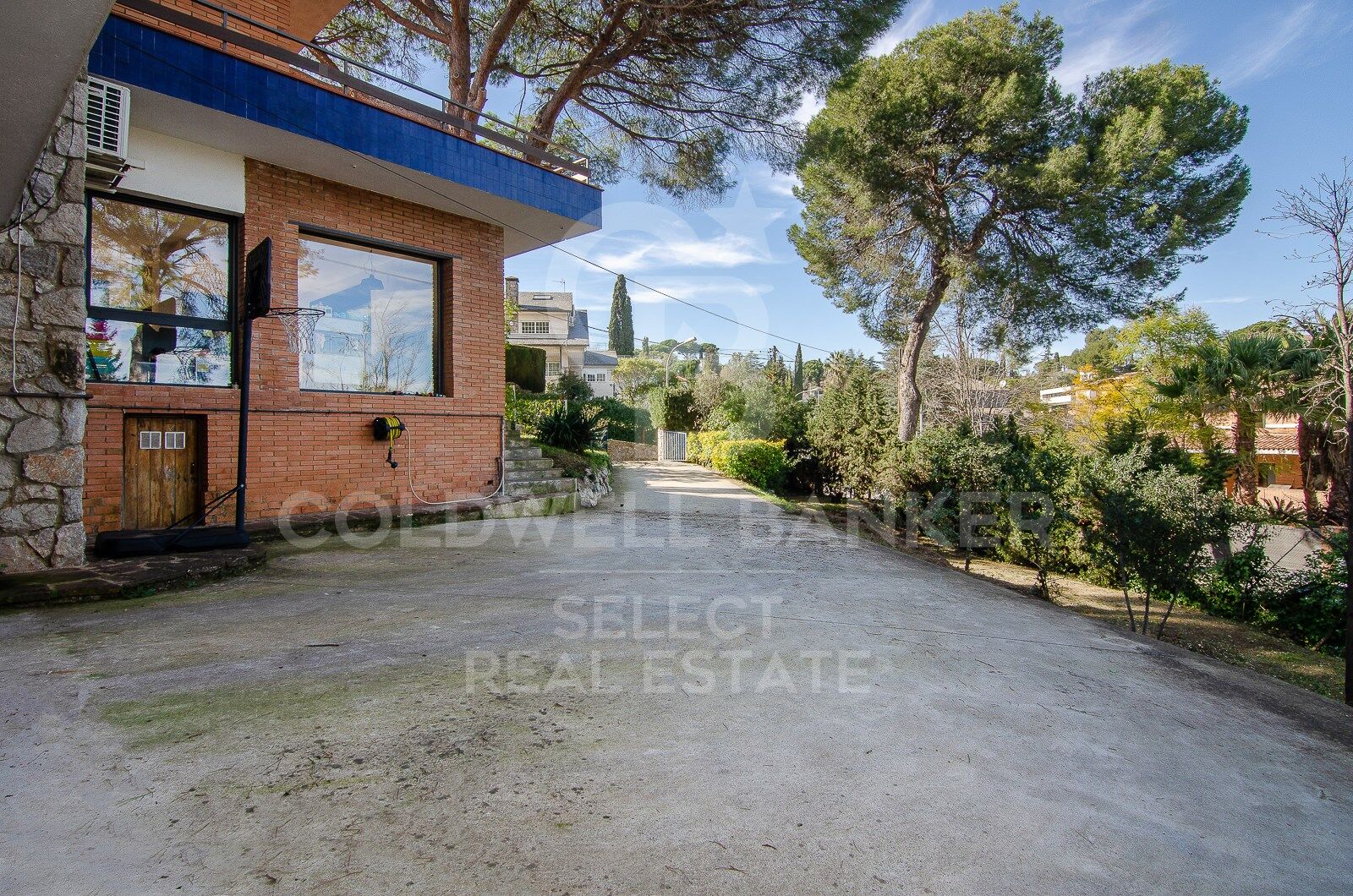 Contemporary elegance in a natural setting in Bellaterra