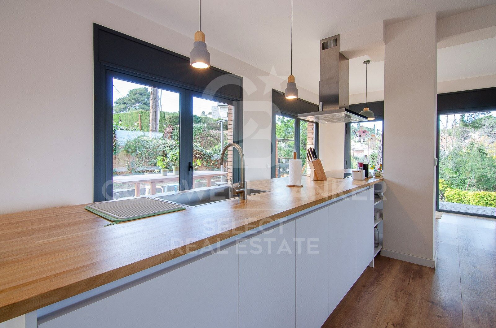Contemporary elegance in a natural setting in Bellaterra