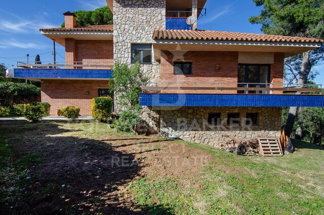 Contemporary elegance in a natural setting in Bellaterra