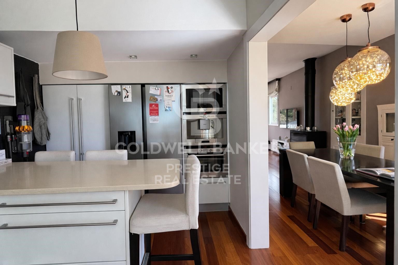 Corner home with sea views, terrace, private garden & communal pool