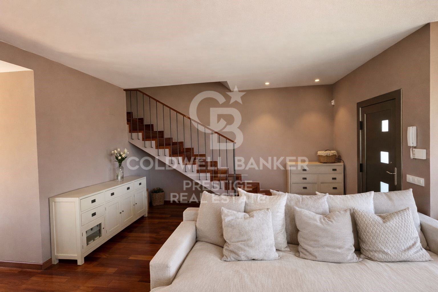 Casa esquinera con vistas al mar, terraza, jardín privado y piscina comunitaria