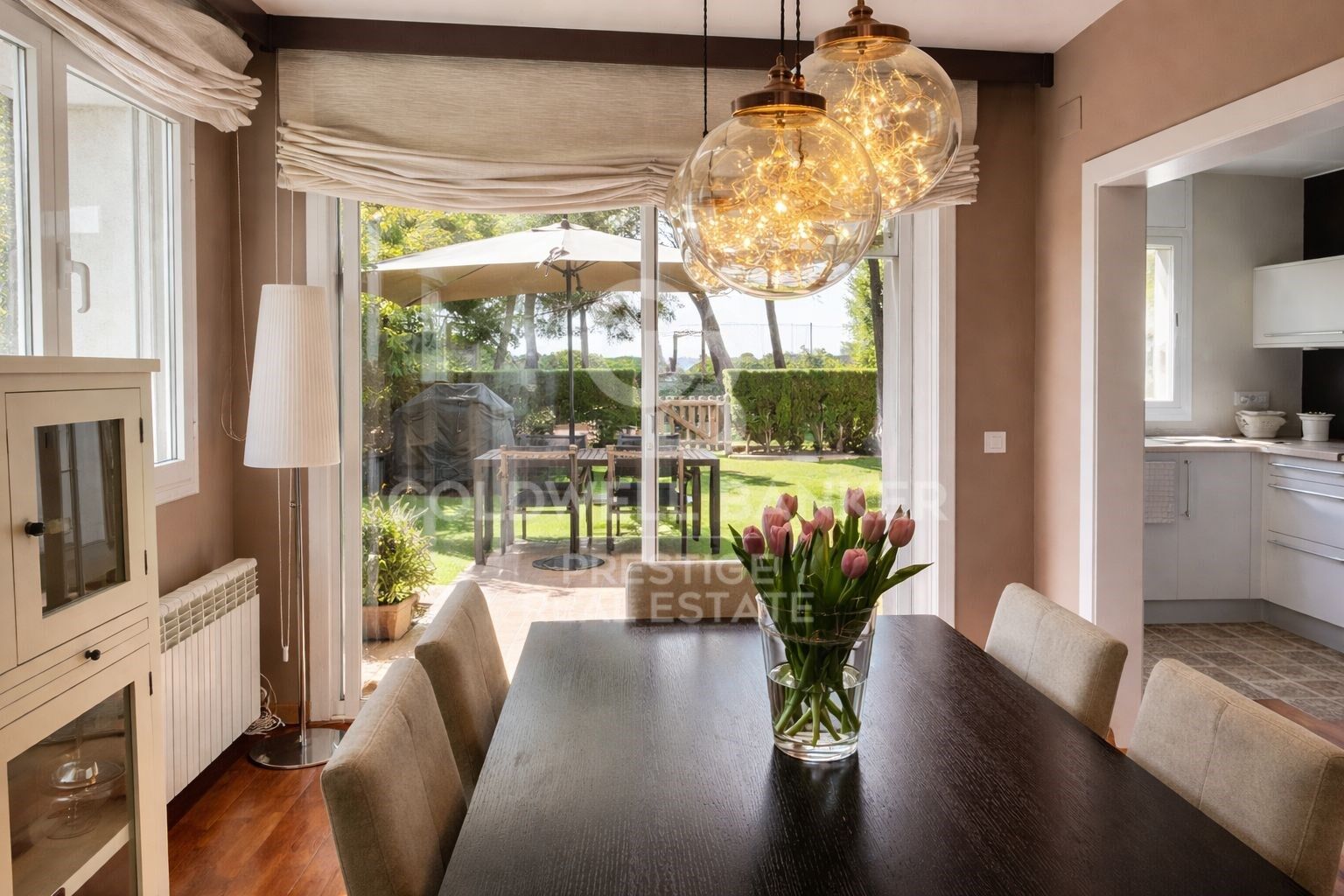 Casa esquinera con vistas al mar, terraza, jardín privado y piscina comunitaria