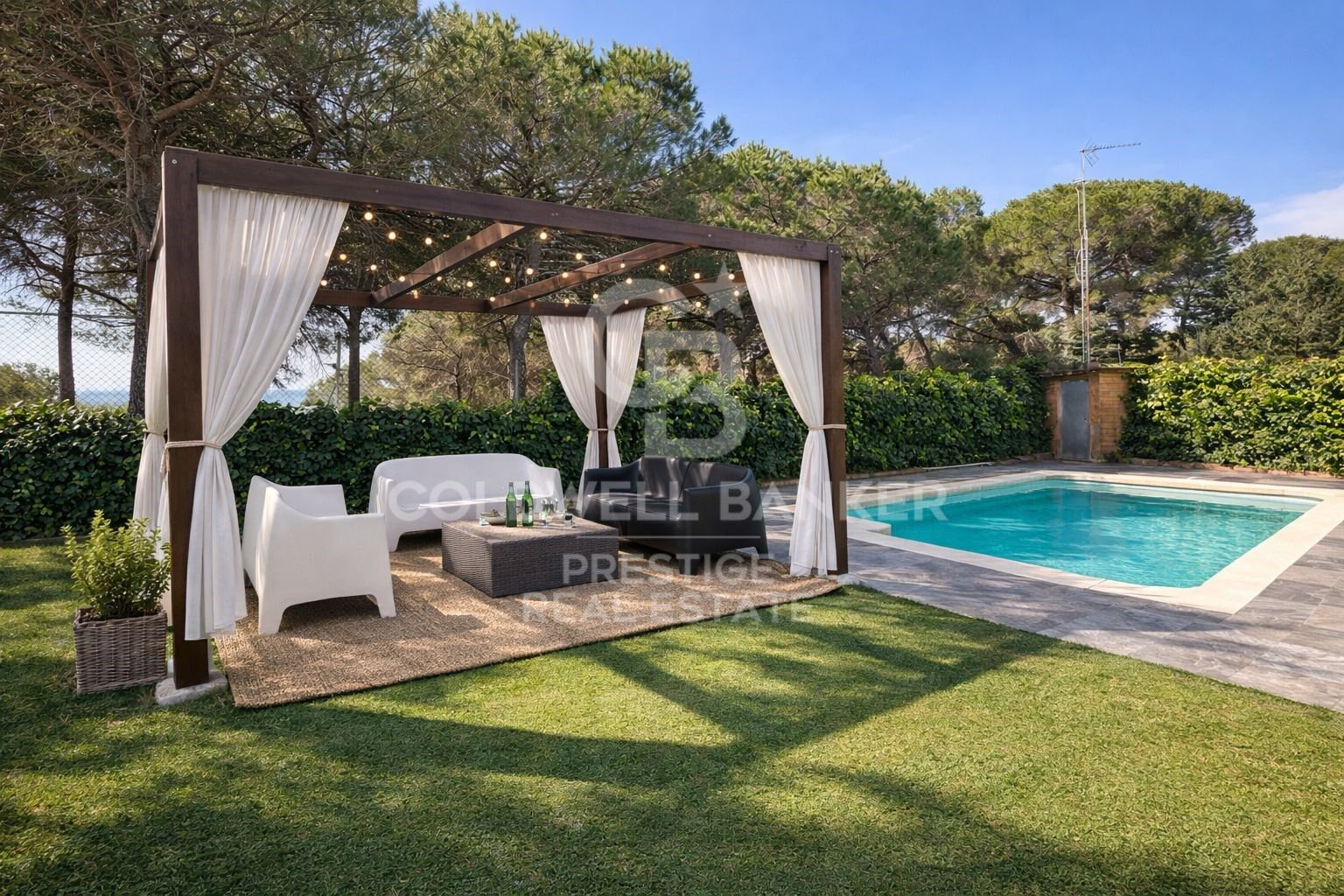 Casa esquinera con vistas al mar, terraza, jardín privado y piscina comunitaria