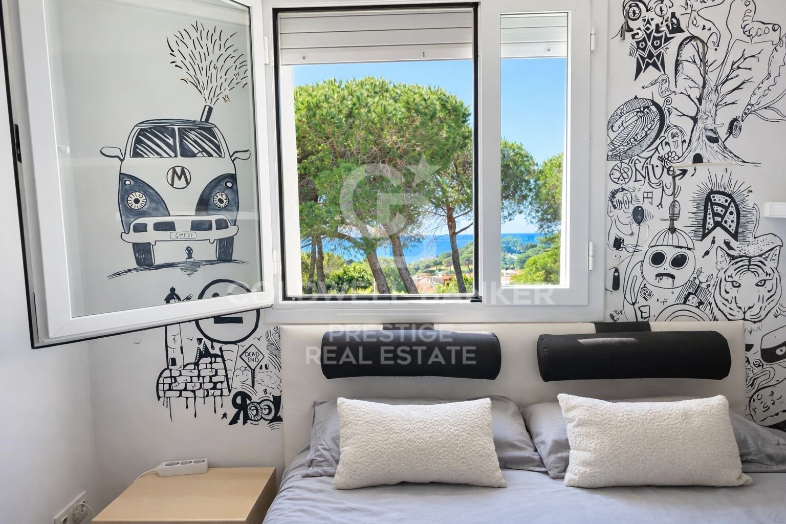 Casa esquinera con vistas al mar, terraza, jardín privado y piscina comunitaria